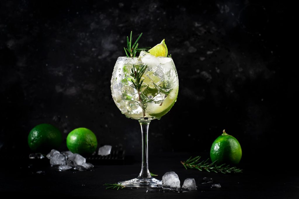 Descoperă tainele ginului: de la juniper la cocktailuri delicioase